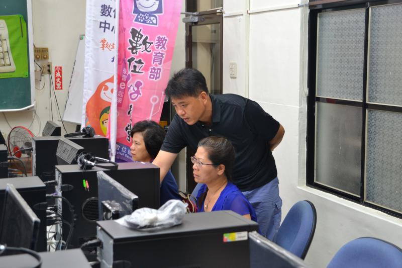 講師協助學員使用Photocap軟體.