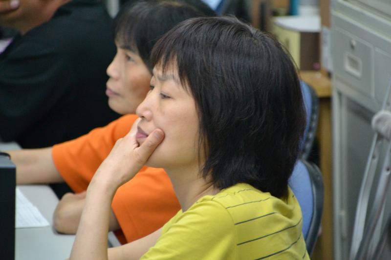 學員認真學習,緊盯螢幕,深怕露過任何細節