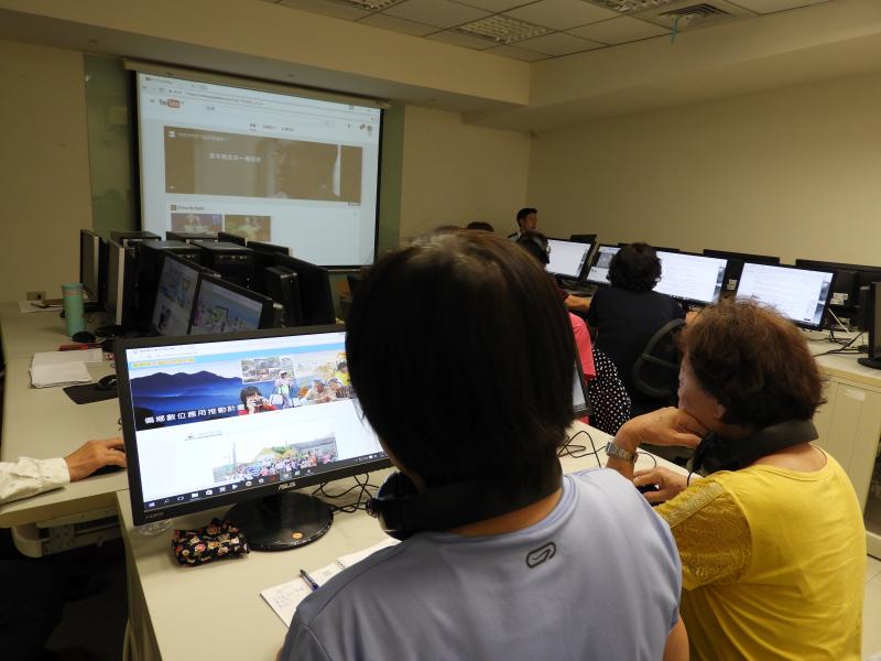 學員在上課時錄製自己喜歡的歌