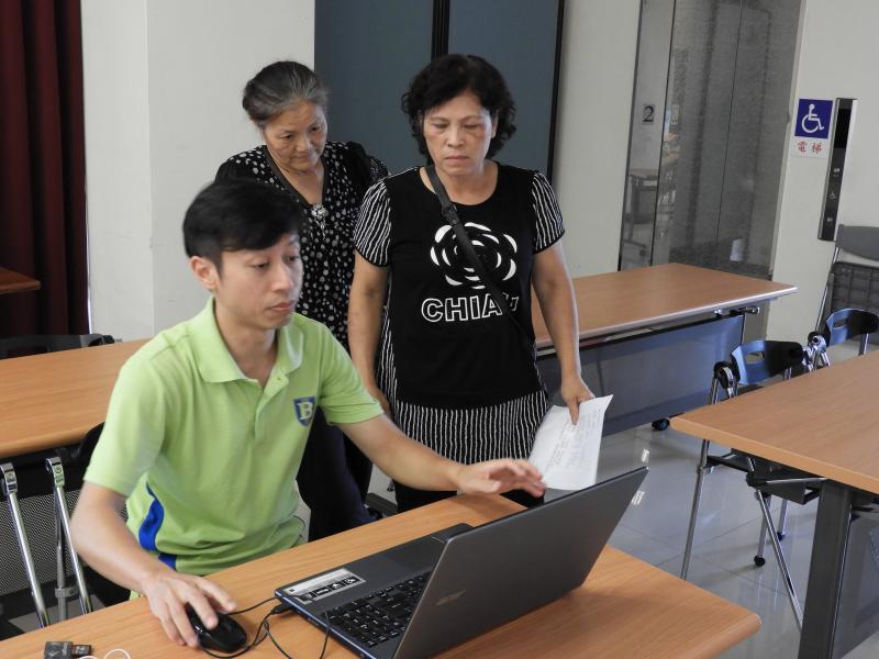 學員正在彼此觀看交流使用的情況