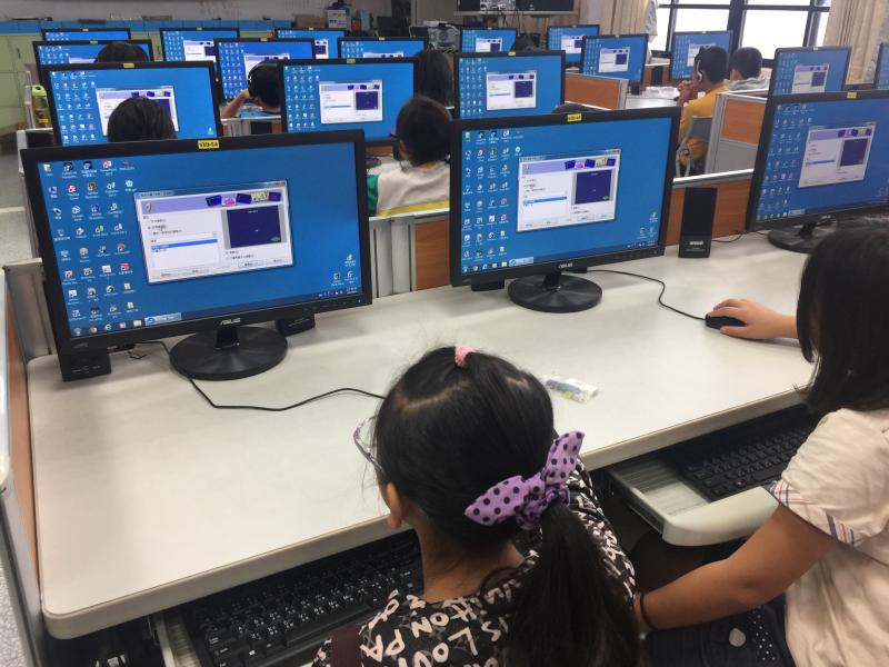 學員下載並安裝「Impress」程式，套用「PowerPoint」範本在「Impress」檔案中。