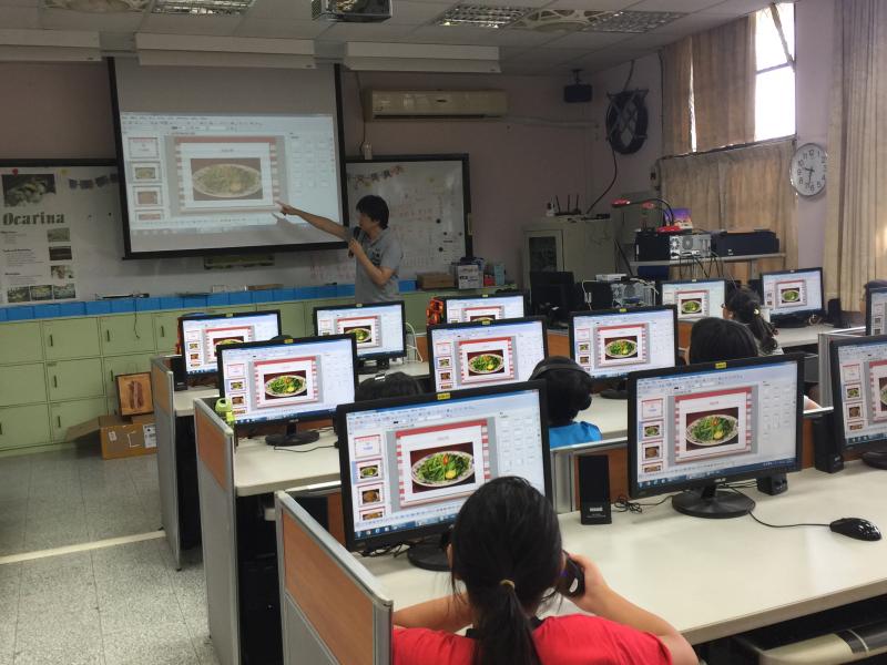 學員跟著許老師的指導 建立一份「福基營養午餐」，插入美食圖片、輸入菜名、文字設定。