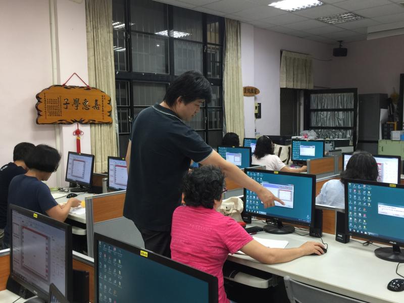 老師指導學員將簡報設定播放「動畫效果」、「自動播放」將檔案存成「微軟Office」格式。