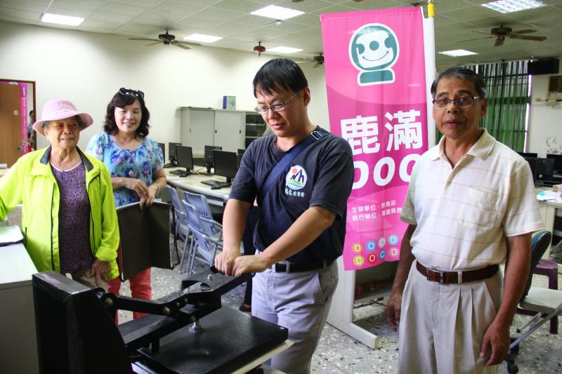 姚學員操作熱轉印機