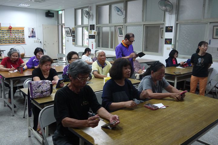 認真聚精會神聽課，學習精神令人敬佩。