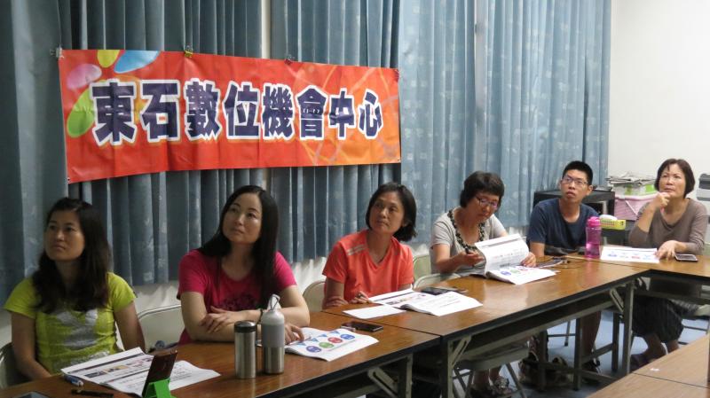 老師示範教學如何操作