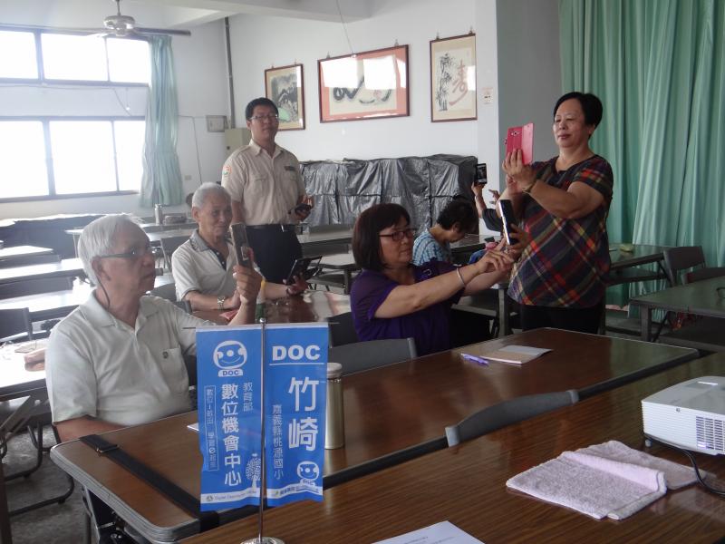 相片編修-LINE Camera課程開始，講師要學員練習自拍。