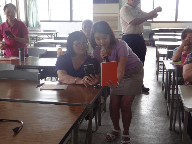 講師與學員一同使用變臉特效，兩人五官互換。