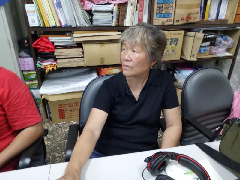 學員看著講師聽課