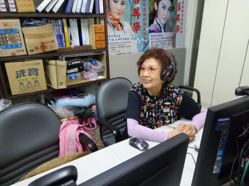 帶著耳機聽課的可愛學員