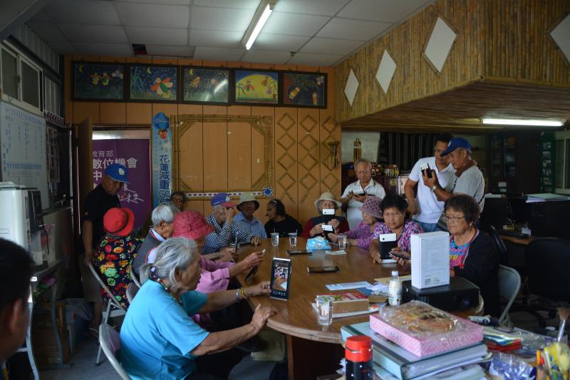 學員到教室聽老師講解，以及拍攝要列印的照片