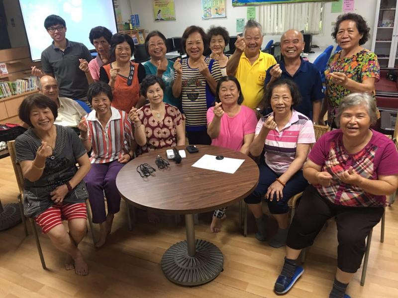 小鮮肉，新氣象     1，2，3 小愛心: 不會比~    1，2，3 數錢: Oh ya~  數錢的姿勢=時下流行的小愛心?! 