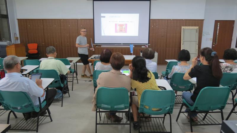 老師介紹了作家白先勇的小說以及跟小說有關的歌