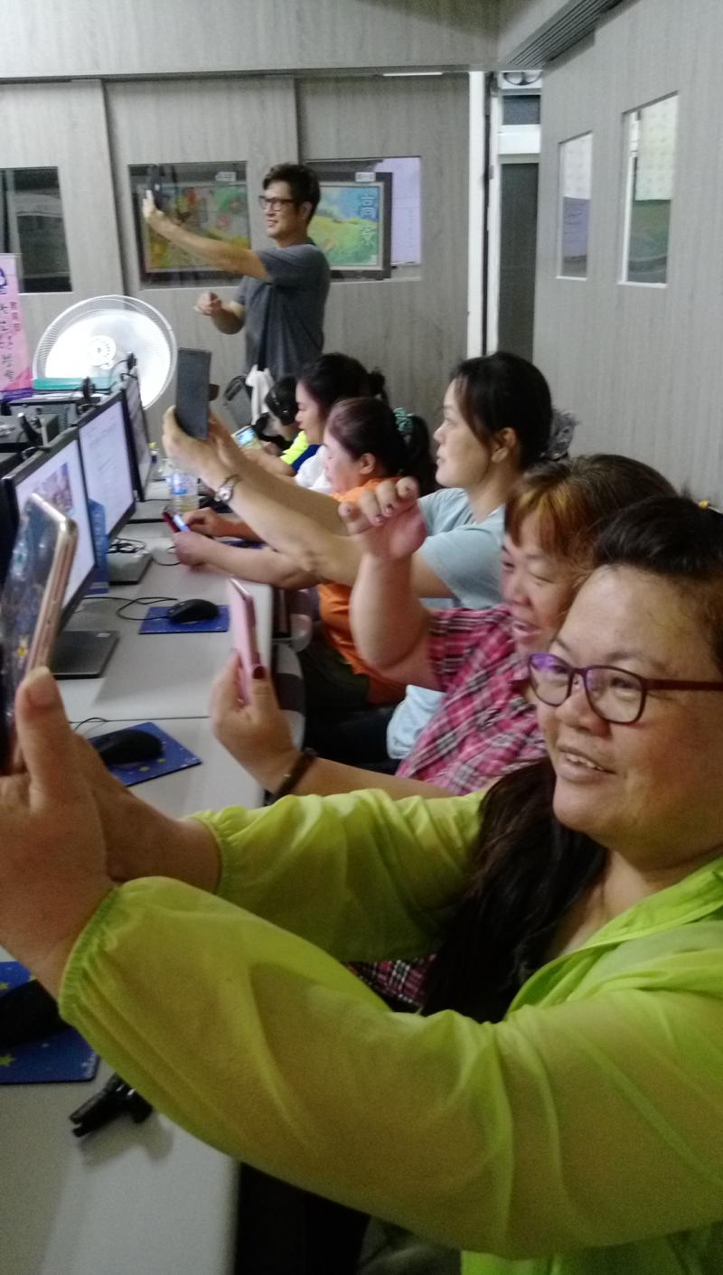講師講解操作、練習自拍