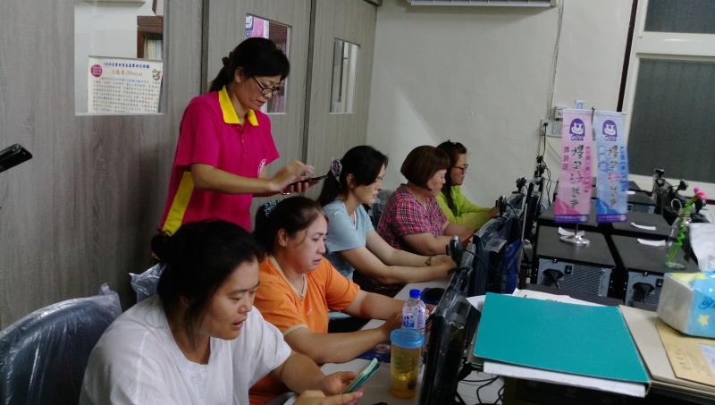 一對一協助學員解決問題