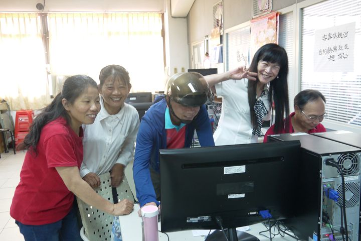 炫曆工房影片，加入文字，轉場和音樂來看我的成果。