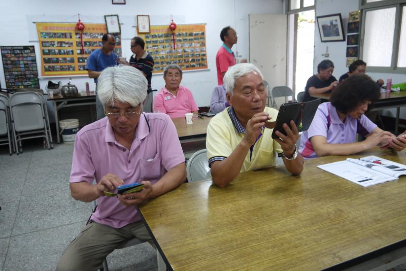 北埔村長.社區理事長.總幹事.老人會的會長，都齊聚一堂來上手機課程。