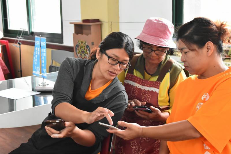 有些學員先學會了，就充當小老師，教起在一旁摸索的學員