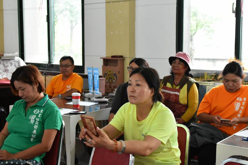 學員認真聆聽講師說明