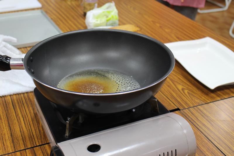 米香製作第一步,水和糖混合