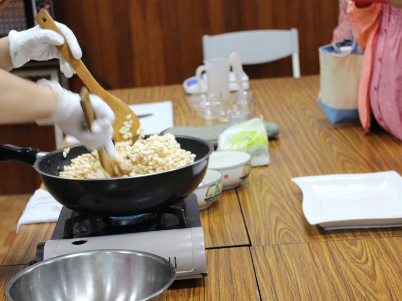 把米倒入鍋中混合攪拌