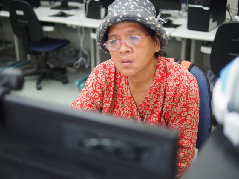 學員認真操作電腦書寫自己的商家故事。