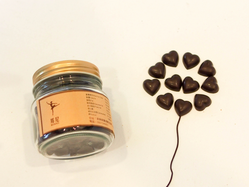 心型巧克力造型精巧可愛、口味香甜而不膩，排列成氣球的形狀，增添歡樂喜氣