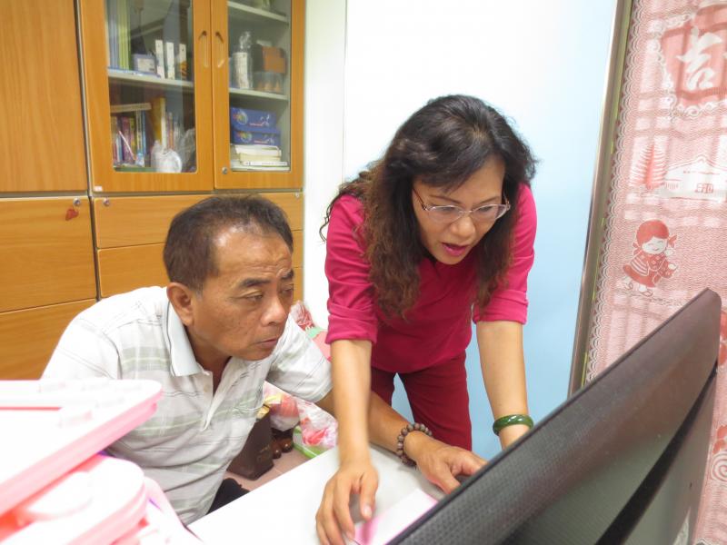 已經知道如何操作的同學，正在熱心的教其他學員