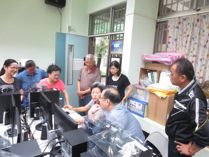 同學正在熱烈討論中