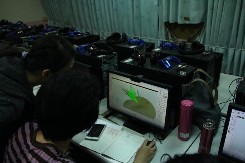 第一次繪製時，學員對於圖形繪製較為陌生，講師個別到學員身邊指導