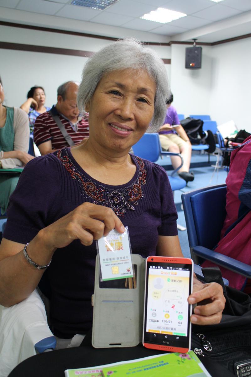 學員很開心將雲端血壓監測學會，可以在各關懷據點測量上傳