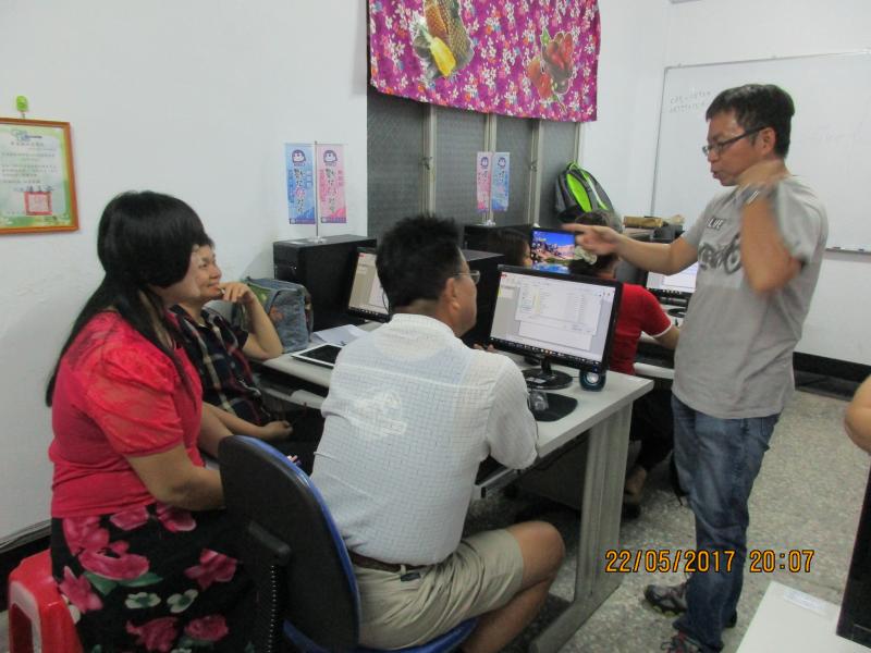 學員們專注於葉老師講解的內容