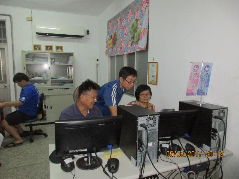 老師指導學員們ppt的使用