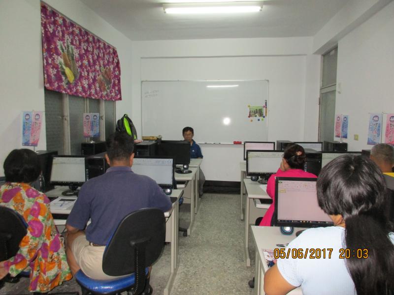 學員們在聆聽老師講解ppt後 試著依循老師所說的步驟操作