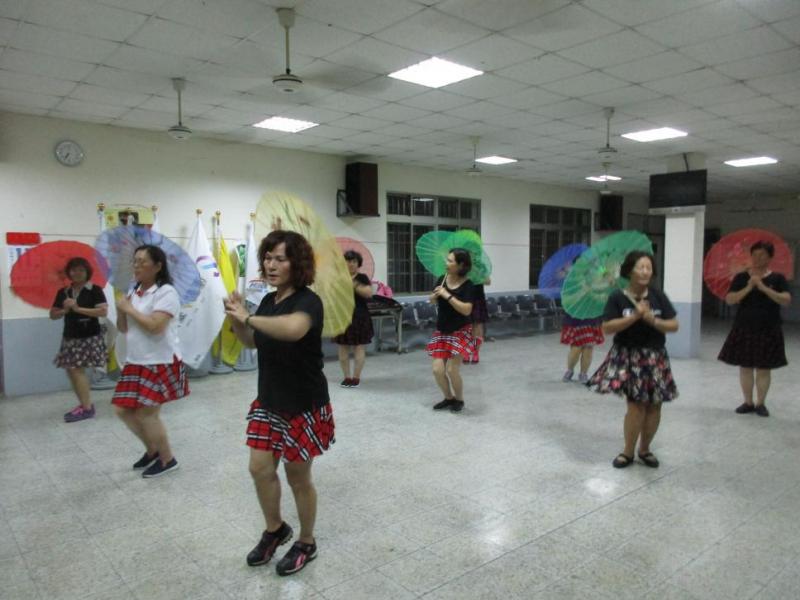 媽媽們穿著新購地舞衣舞裙，開心的拍張團體合照