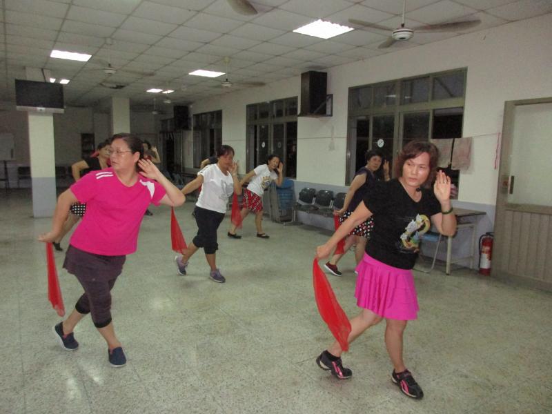 舞蹈班學員編入絲巾動作跳客家民謠曲