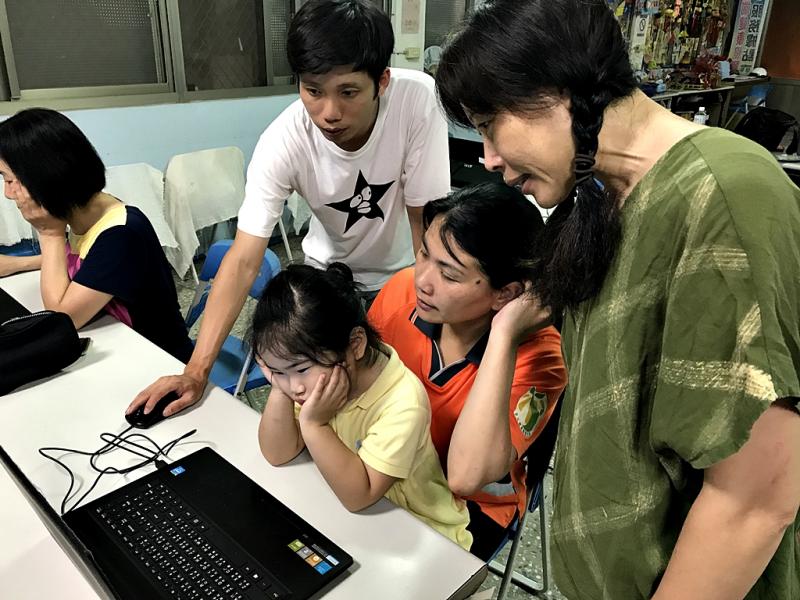 老師指導學員操作