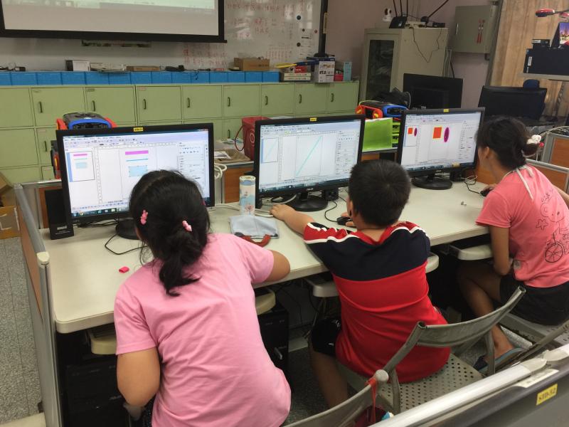 學員下載免費自由軟體(繪圖Draw)並安裝，利用繪圖軟體「線條」繪製一幅圖，變更條樣式，顏色、線寬。