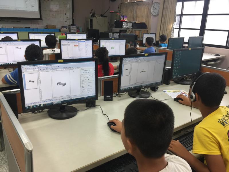 利用繪圖軟體「美術字型畫廊」打出標題，改字型、顏色、字大小。