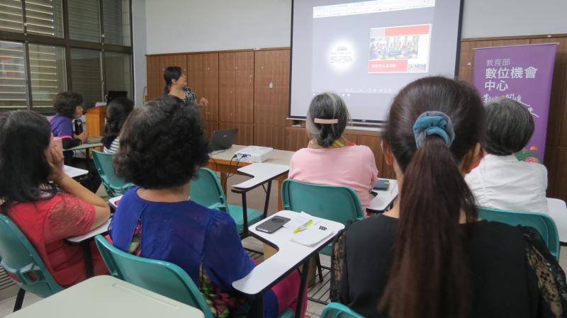 老師帶領學員們認識電子書