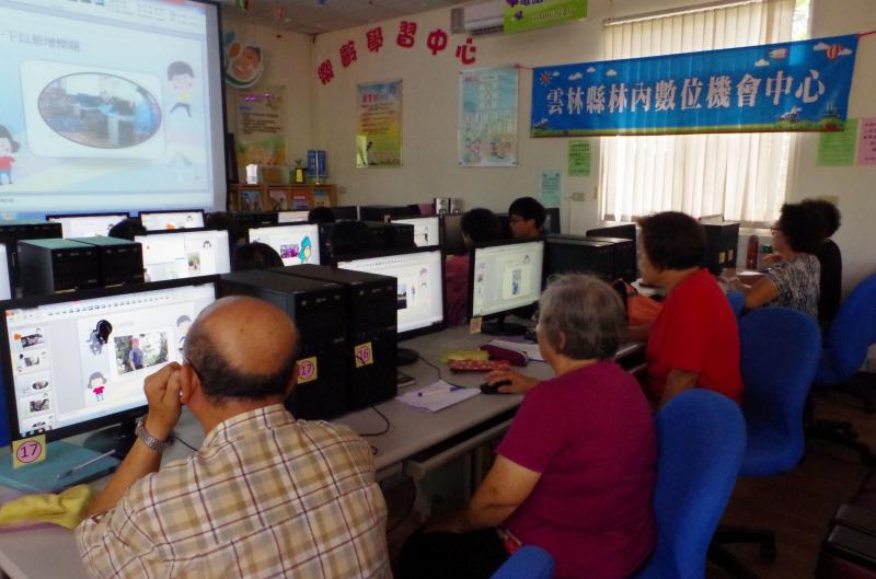 Making FlipBook is a new challenge.     插入選取插入圖片，    重複再重複，    放大縮小旋轉圖片，    容易不容易。  FlipBook is born. 