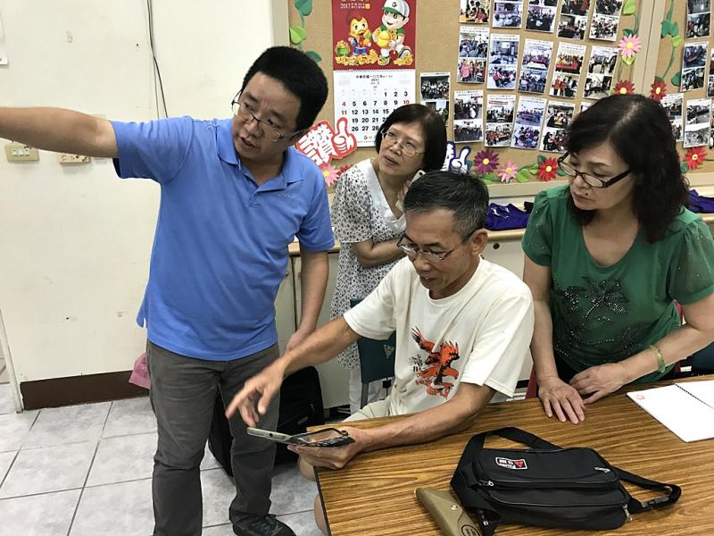 老師指導學員操作