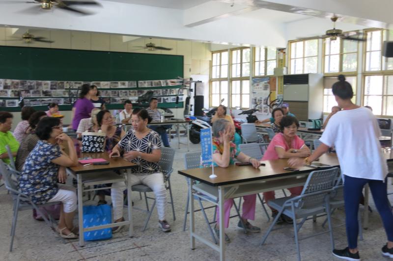 講師先透過平板的運動影片，鼓勵學員動一動