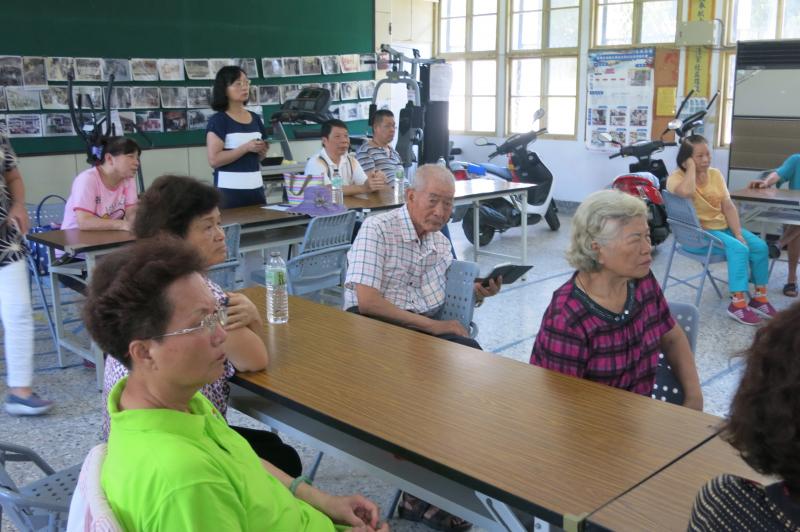 認真聽講的長輩學員們