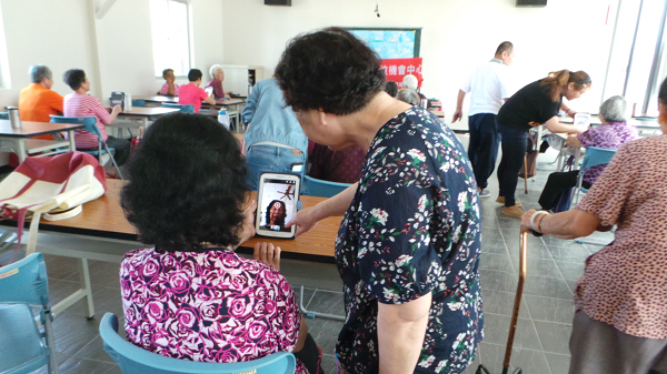 瑞隆社區阿嬤用平板-相機功能自拍練習