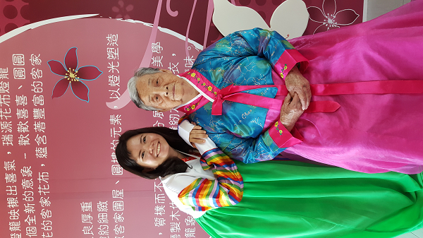 外勞與阿嬤學員拍照成果分享