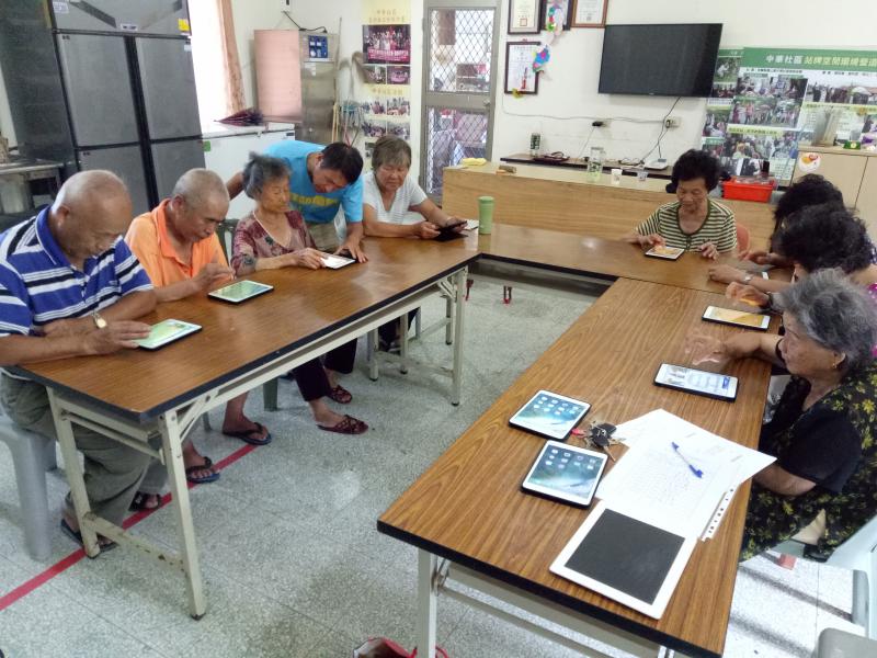 每個人都緊盯著自己的平板