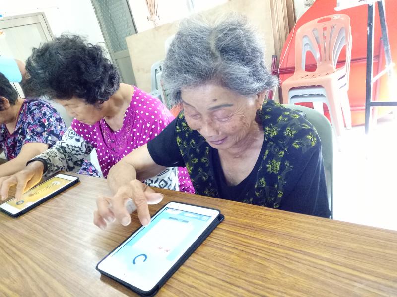 阿嬤學會使用平板囉