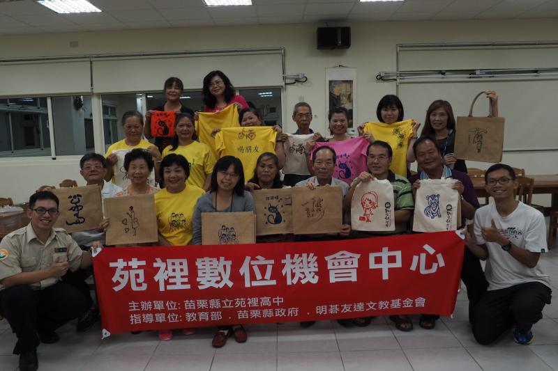 老師與學員們的合照，將絹印作品呈現出來給大家欣賞