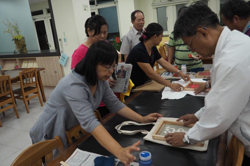 教導學員們上色印刷